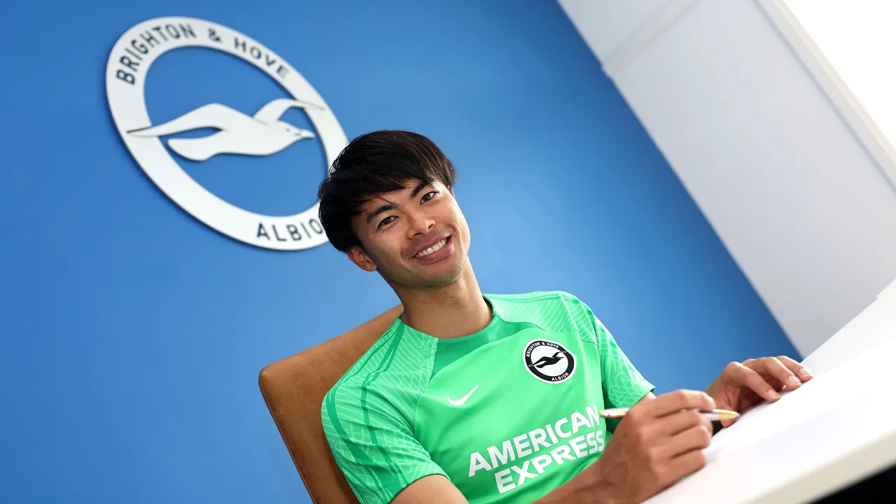 Mitoma signing the contract with Brighton Mitoma signing the contract with Brighton