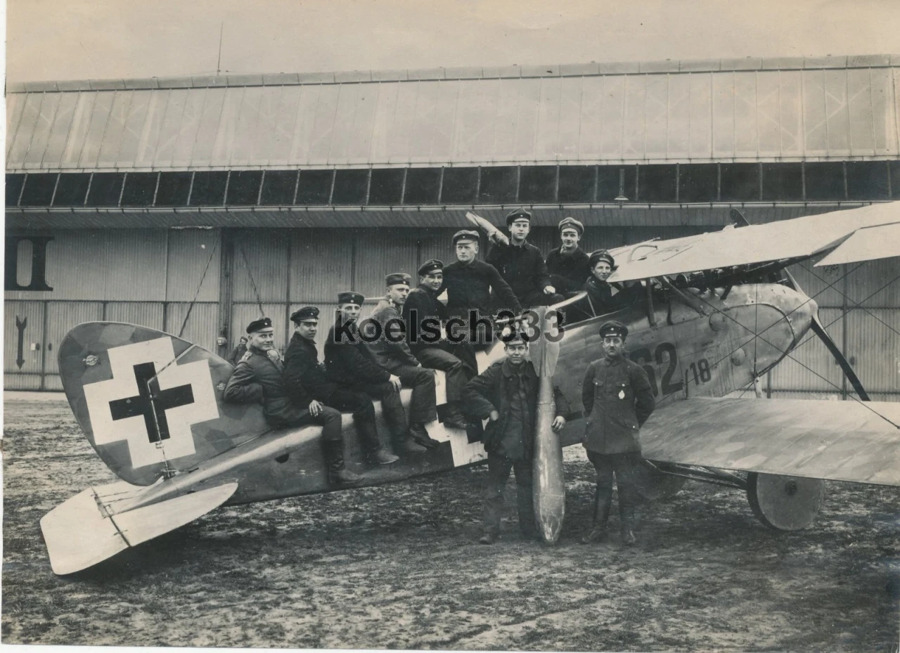 Foto Angehörige der Flieger Ers Abt 1 Altenburg am Doppeldecker Flugzeug