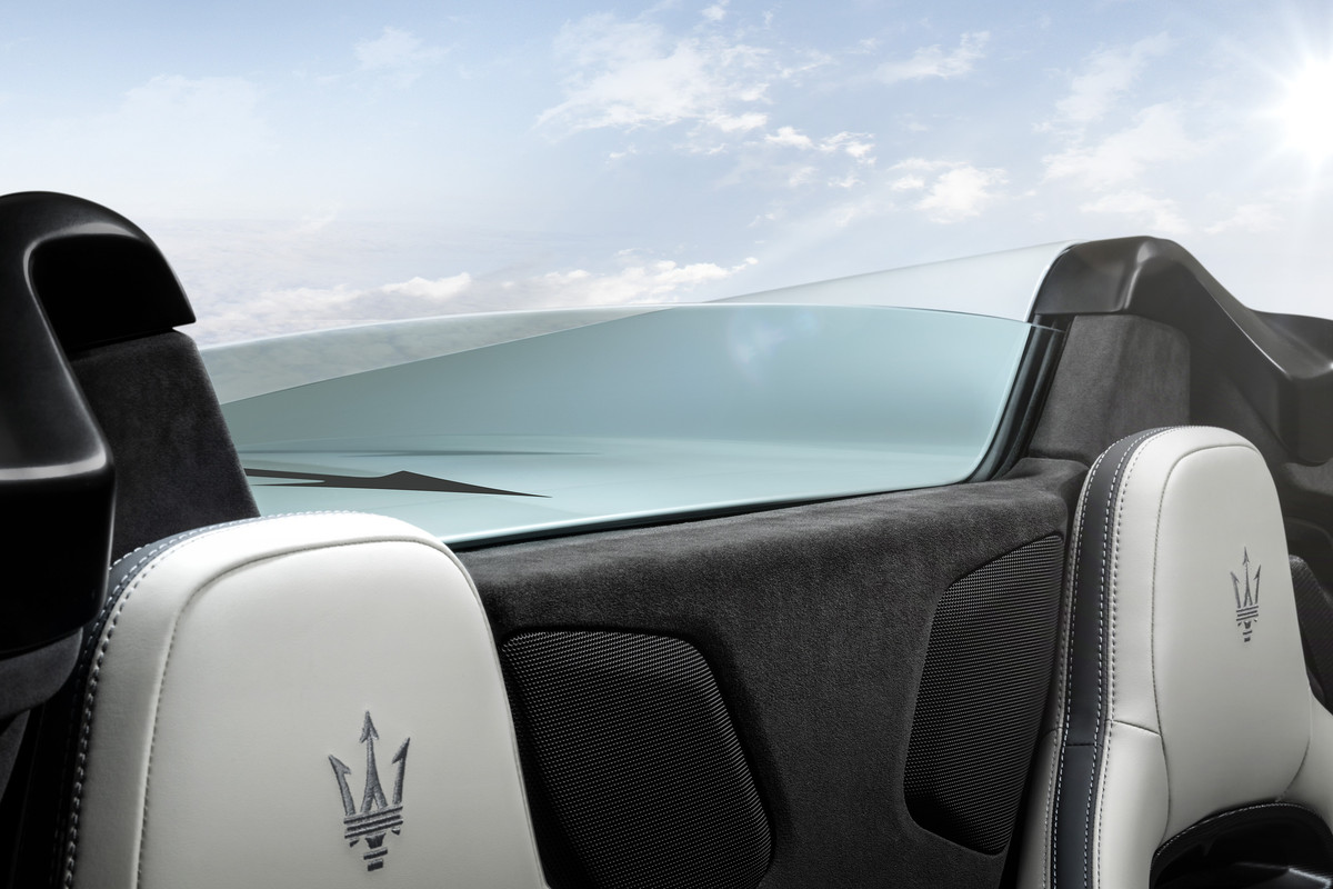 Maserati_MC20_Cielo_lifestyle(12)