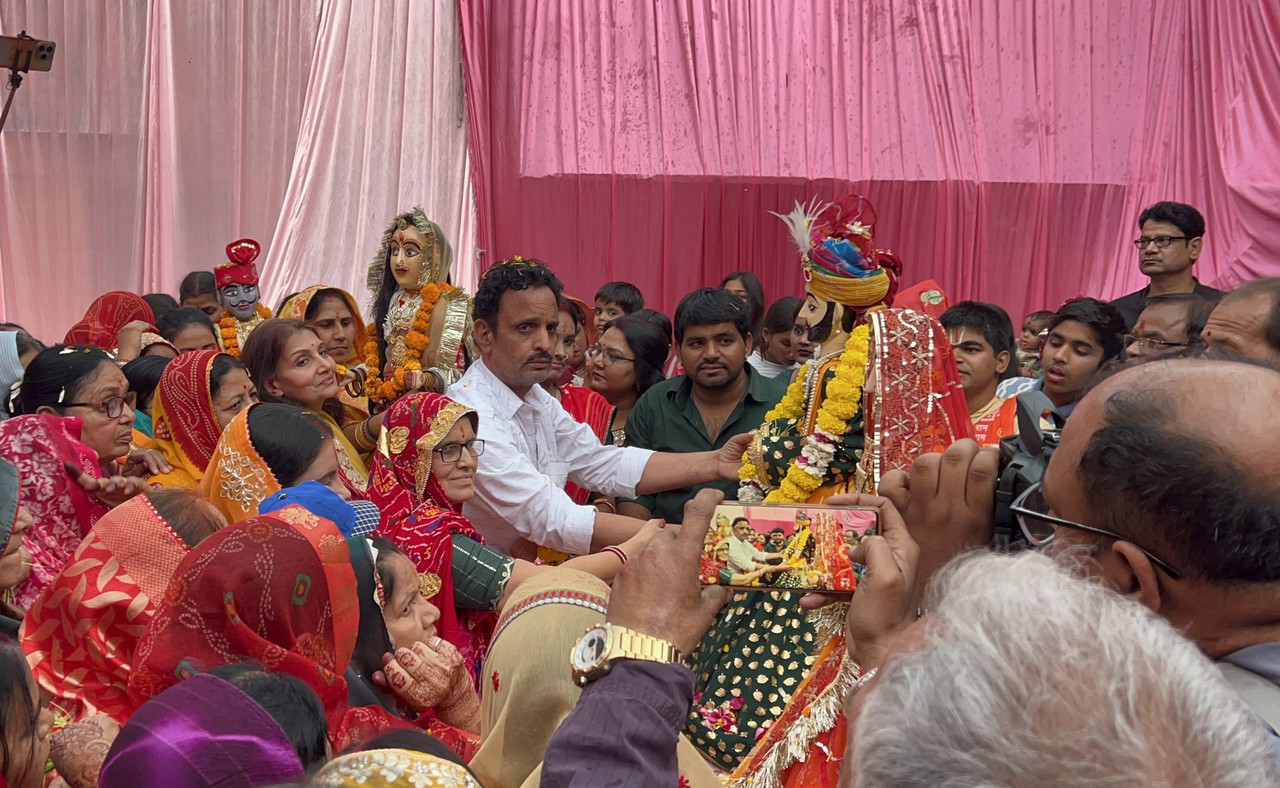 रामगढ़ शेखावाटी में निकला ऐतिहासिक गणगौर जुलूस, राजपुरोहित परिवार के निवास पर हुआ भव्य स्वागत व विशेष पूजा