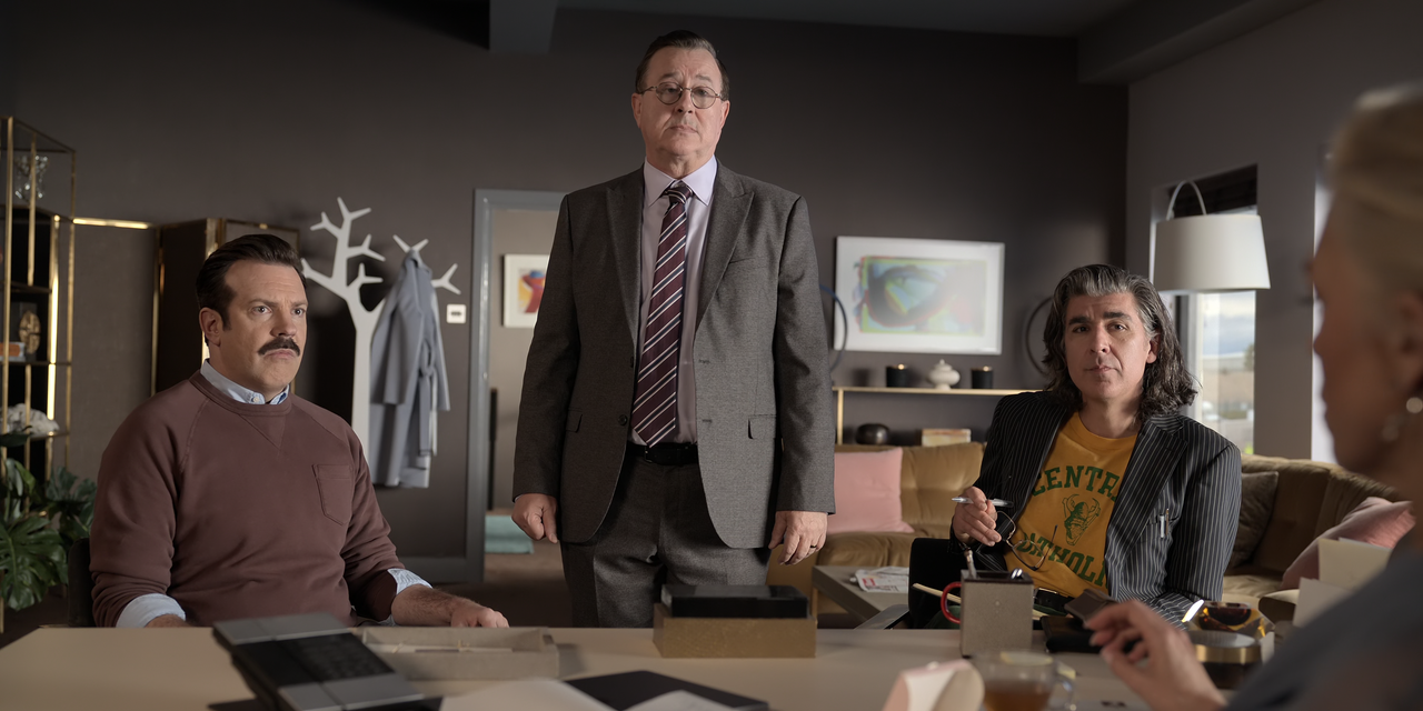 Ted.Lasso.S03E10.International.Break.2160p.10bit.ATVP.WEB-DL.DDP5.1.HEVC-Vyndros.mkv_snapshot_00.05.