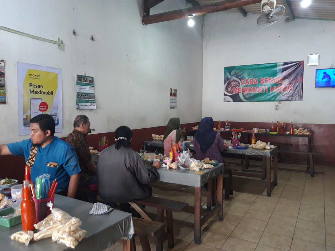 Suasana di Mie Ayam Adik Dewi yang ramai pembeli, Rabu (21/8/2019).