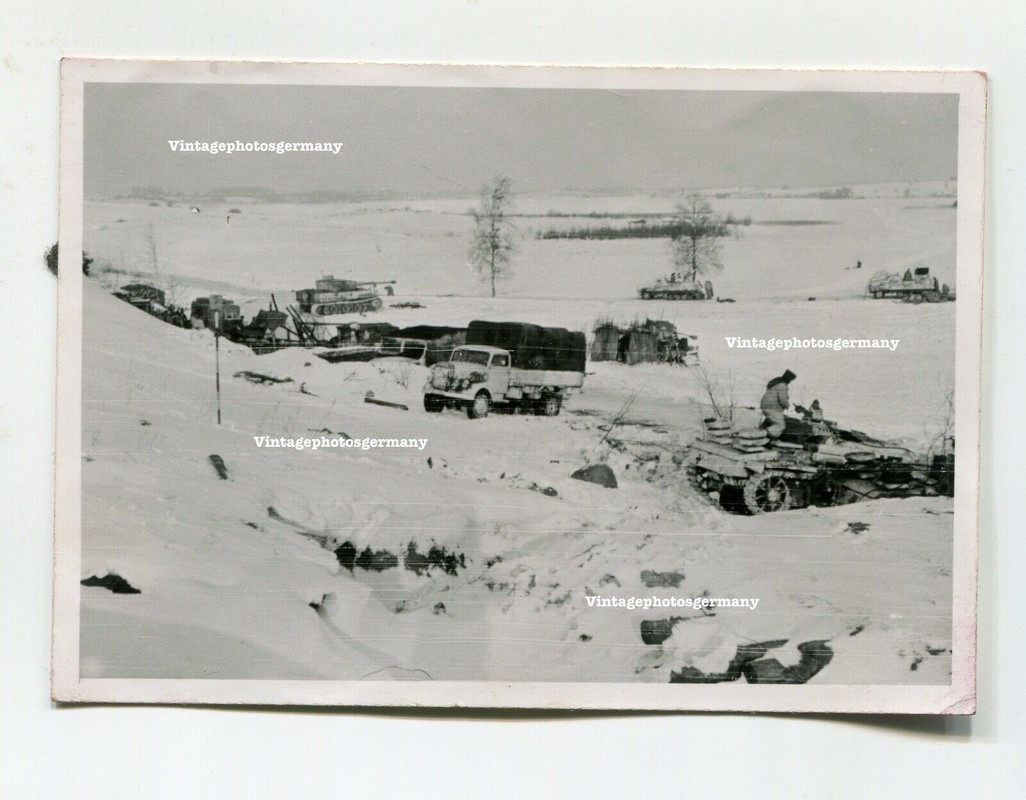 Foto Stug Brig. 912 Panzer VI Tiger Panzerwerfer 42 Marder Sturmgeschütz