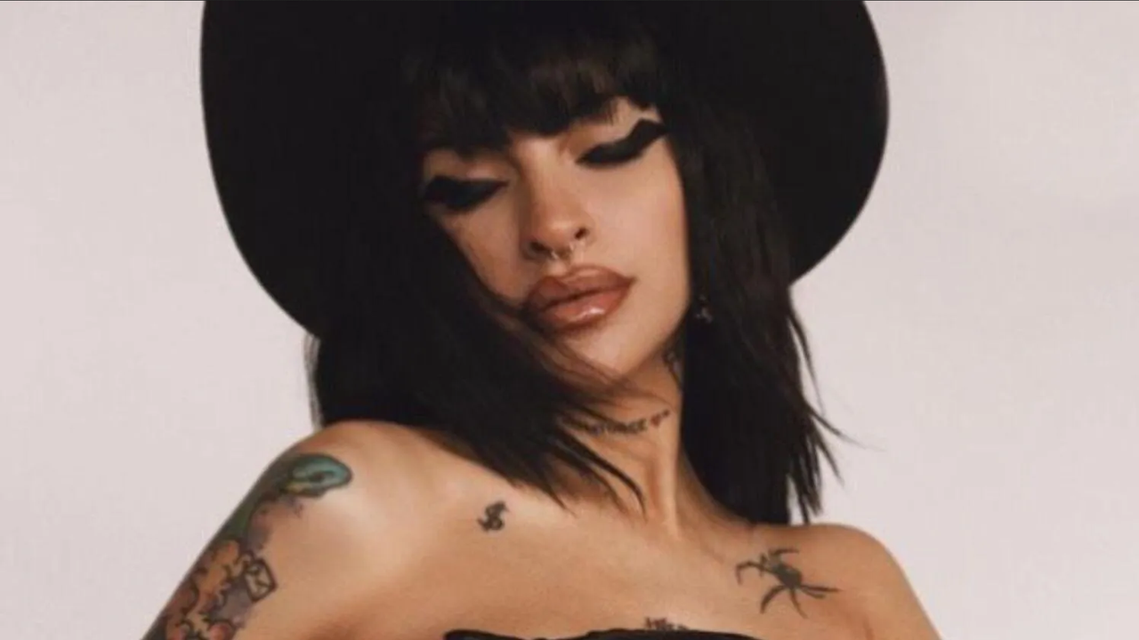 Cazzu luce su pancita de embarazada en una revista para adultos