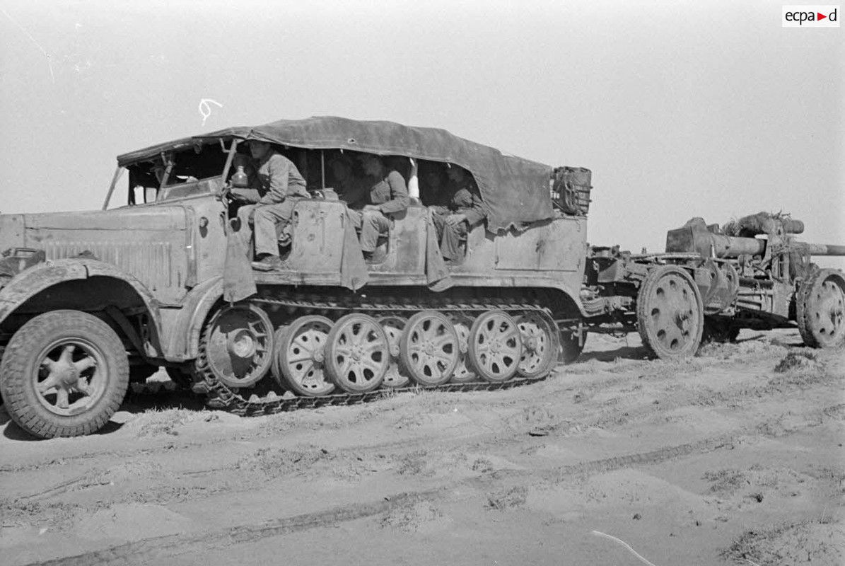 Le semi-chenillé SdKfz-7 tracte le canon de 10 cm Kanone 18 (2)