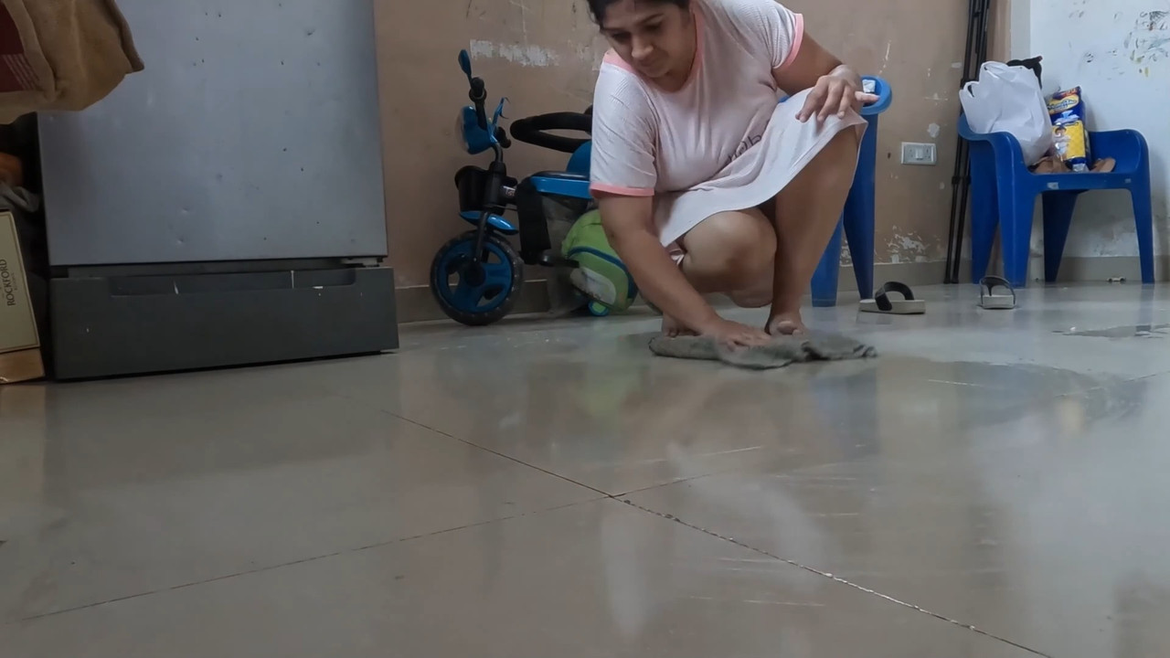 Fleshy Punjabi lady sexy thighs and panty show in dailywear.mp4_snapshot_00.07.382