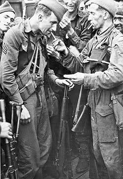 Comandos británicos y rangers estadounidenses comparten un cigarrillo al regreso del Raid de Dieppe el 19 de agosto de 1942