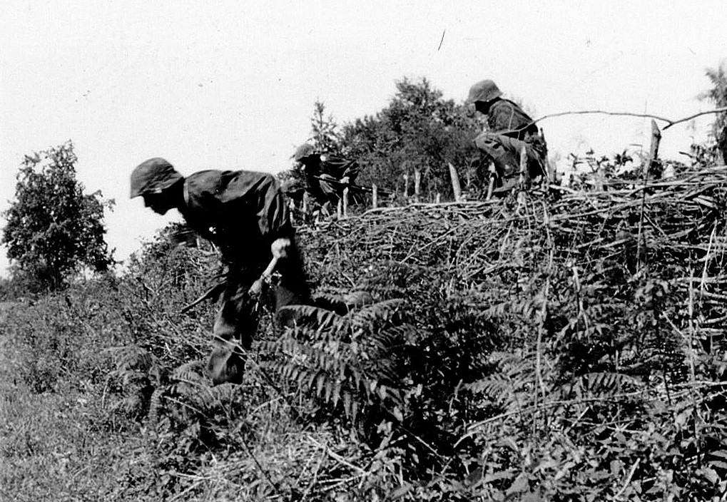 Soldados de las SS toman posiciones a las afueras de Grozny