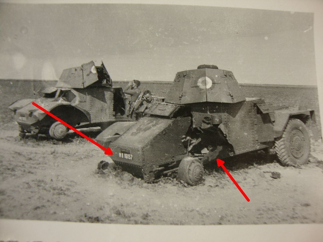 zwei zerstörte Panzerspähwagen, Spähpanzer Panha
