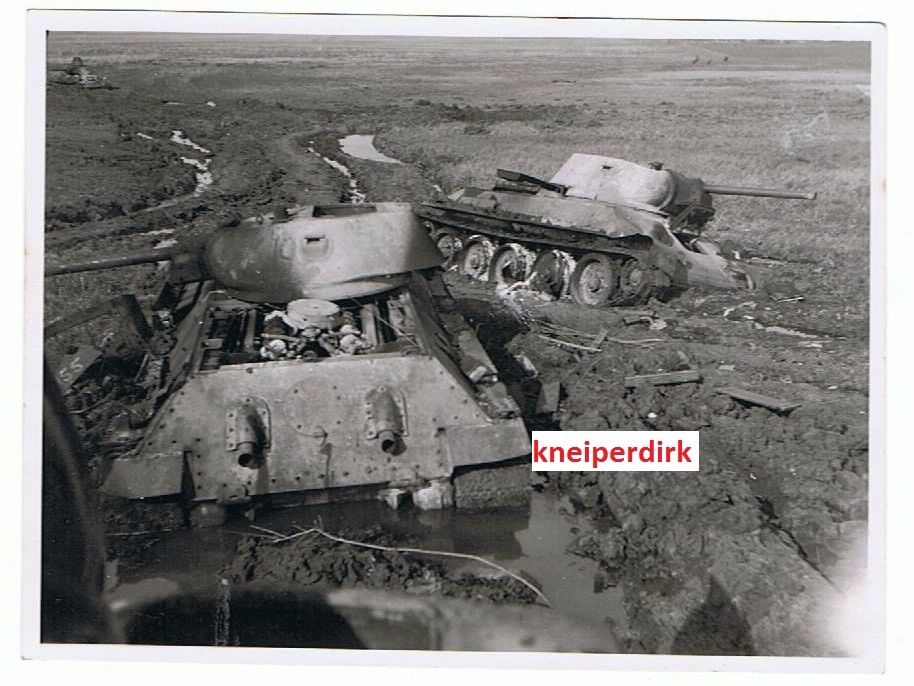 Schlachtfeld mit von Stukas zerstörten Panzern T34,Panzerfriedho