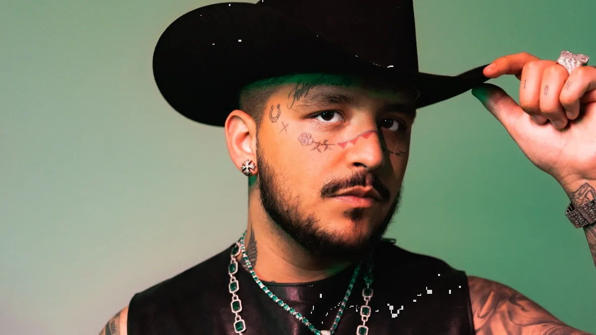 Christian Nodal impacta al mostrar su rostro, tras borrarse los tatuajes