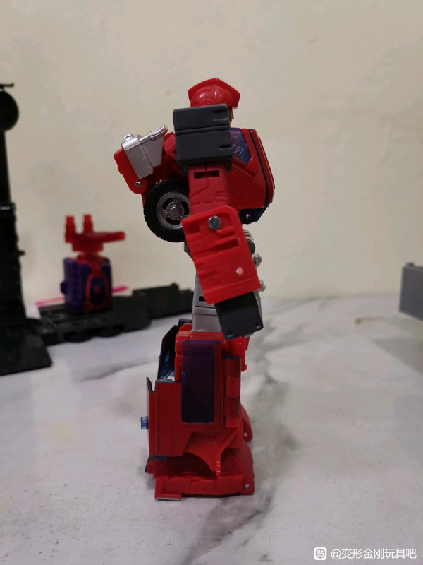 Studio-Series-86-Voyager-Ironhide-02