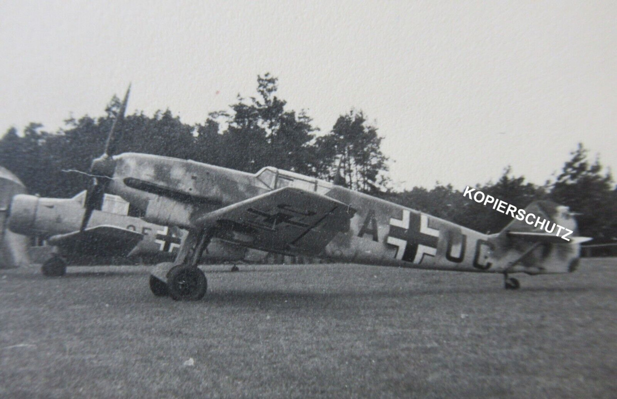 Foto deutsches Flugzeug Messerschmitt Me Bf 109 Tarnanstrich   Kennung 2. WK_ (1)