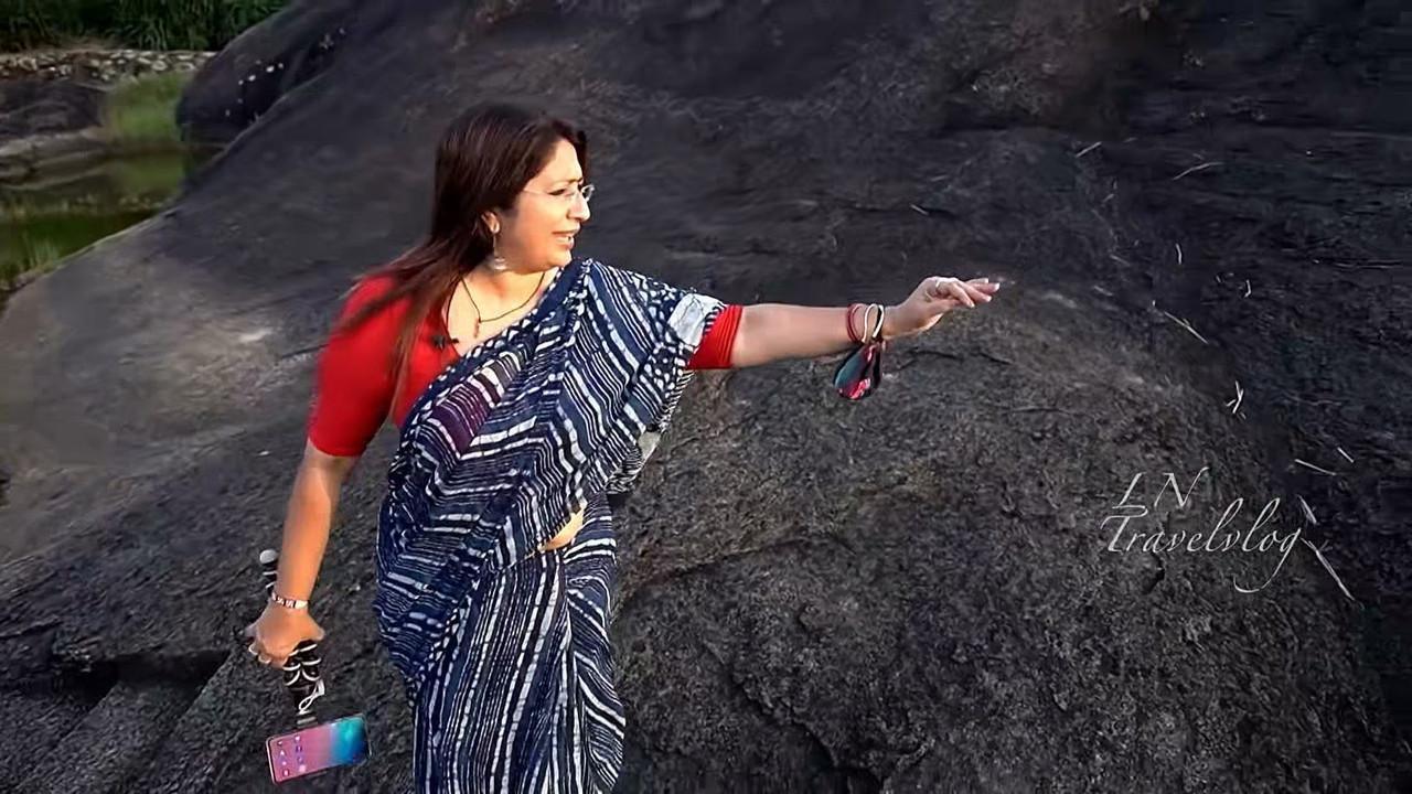 Lekshmi Nair Navel Slips,Huge Boobs and Ass.mkv_snapshot_00.38.761