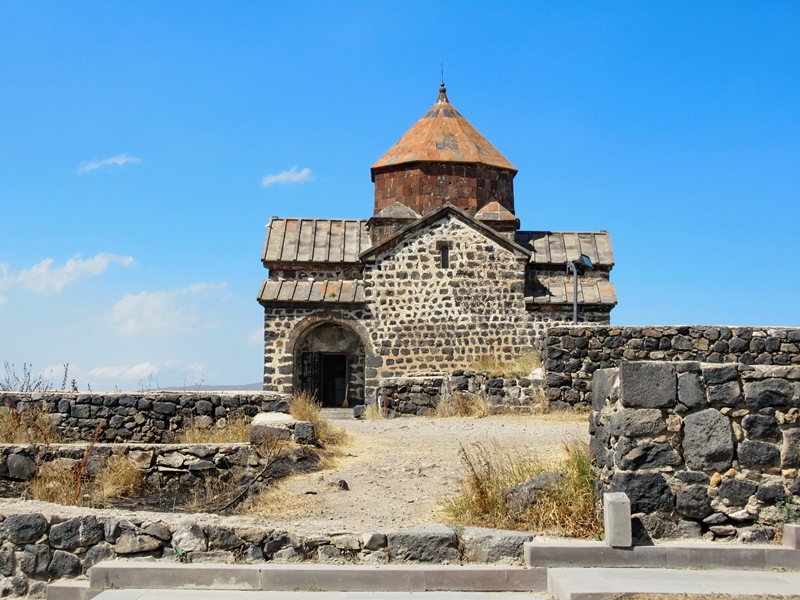 Армения - страна храмов, гор, камней и...