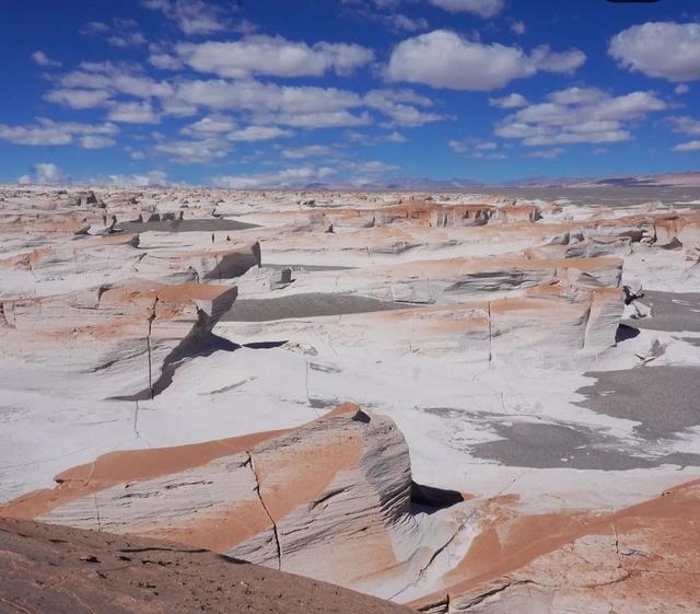 CAMPO DE PIEDRA POMEZ. LAGUNA, VOLCAN Y SALAR CARACHI PAMPA. - ARGENTINA INFINITA II/ TORRES DEL PAINE (2)
