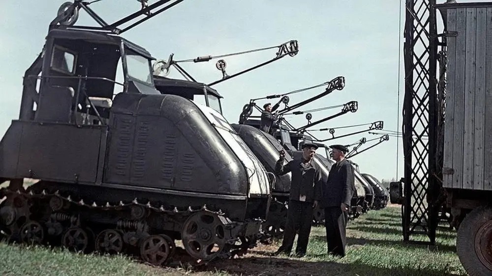 CCCP  Au-d-but-des-ann-es-1950-les-tracteurs-lectriques-sovi-tiques