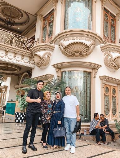 Muzdalifah saat berpose dengan pengunjung restorannya