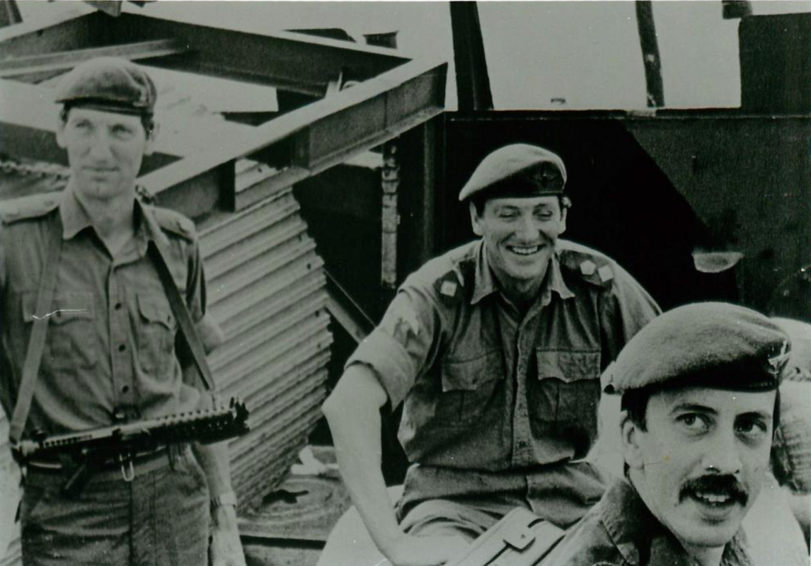 Jones en el centro entre BATTERY COMMANDER MAJOR TONY RICE (Izquierda) y el capitán  Alan Coulson (d