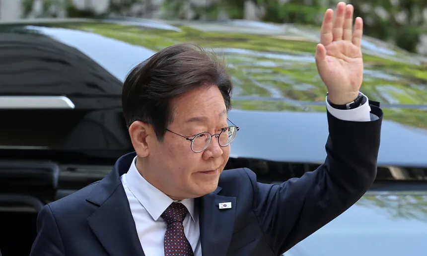 이재명 후보가 지지자들 앞에서 손을 들어 인사하는 모습