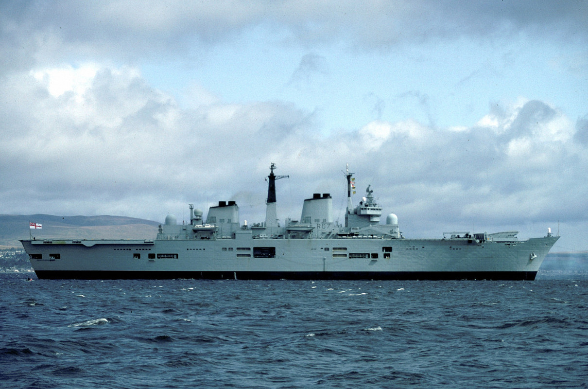 Ark Royal (R.07) в Клайде май 1992