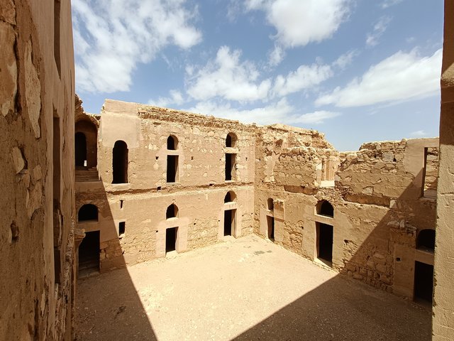 https://i.postimg.cc/L8FC7JHG/Qasr-Al-Harranah-8.jpg