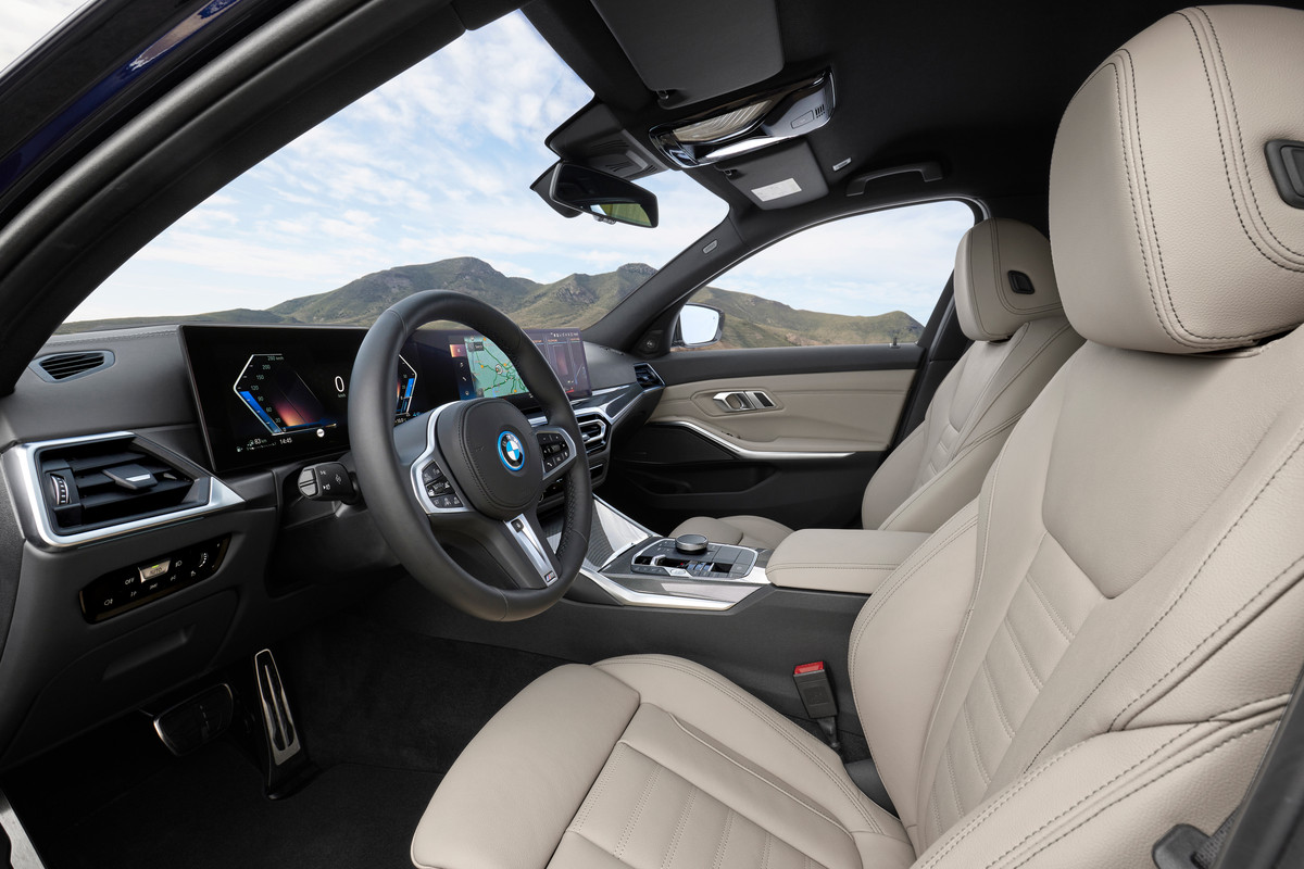 P90462557_highRes_the-new-bmw-330e-tou