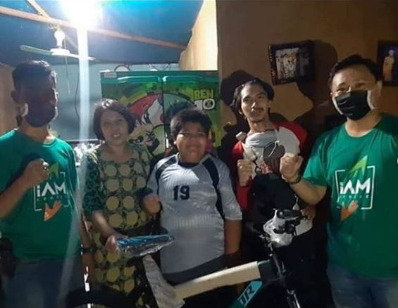 Rizal mendapatkan sepeda dan sembako dari sejumlah relawan