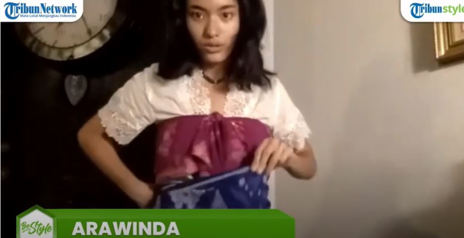 Arawinda Kirana mempraktikan memakai kain untuk laki-laki