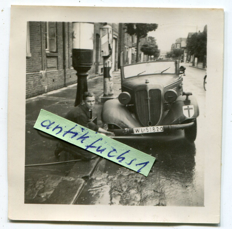 WL-PKW mit Staffelabzeichen an Französischer Tankstelle im 2.WK