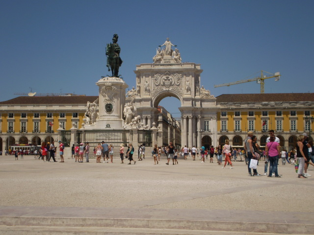 Lisboa: Tan cerca y a la vez tan lejos. - Blogs de Portugal - Miércoles 9 de Agosto: Free tour y tour de Alfama, acabando con Fado. (10)