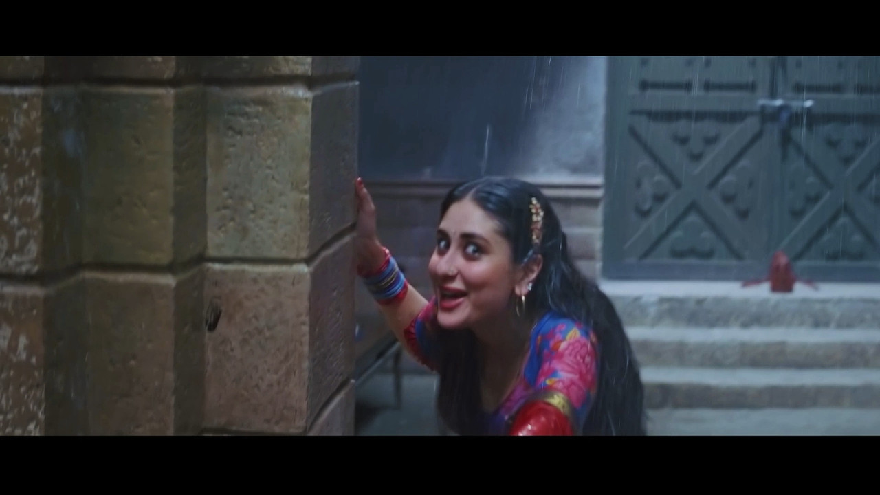 [Image: Kareena-Kapoor-Khan-Hot-Song-From-Chamel...-14-51.jpg]
