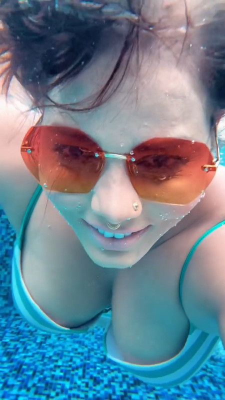 Desi lady Big breast while swimming green bra.mp4_snapshot_00.10.517