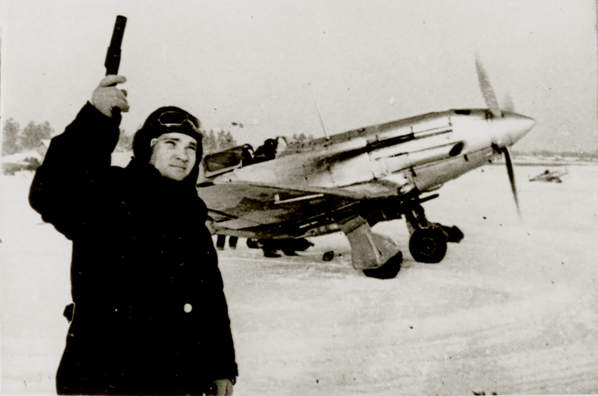 Mikoyan-Gurevich-MiG-3-16IAP-PVO-flown-by-Ivan-P-Shumilov-Moscow-winter-1941-42-01