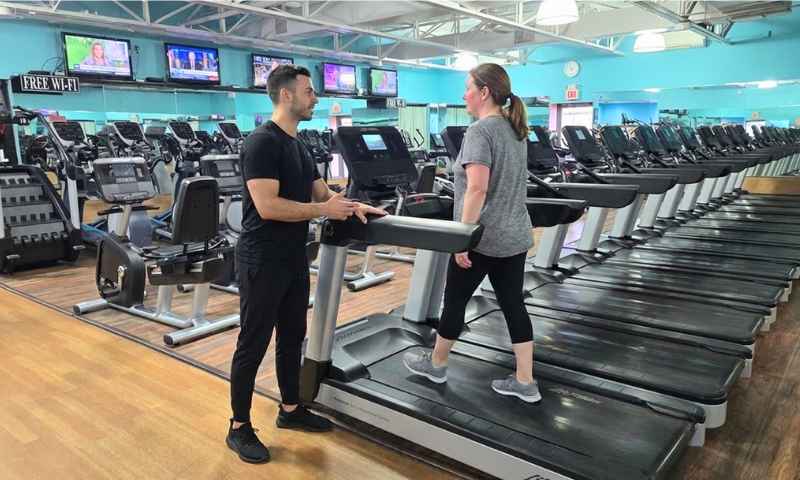 A certified trainer working one on one with a member at Sportset