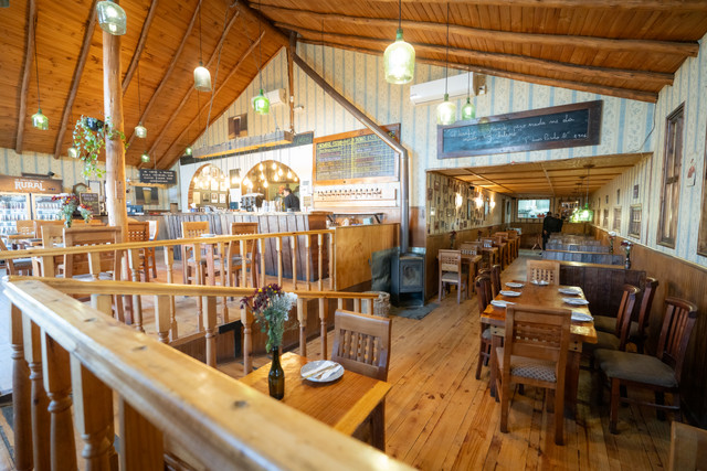 Comedor de Cervecería Rural visto desde el segundo piso