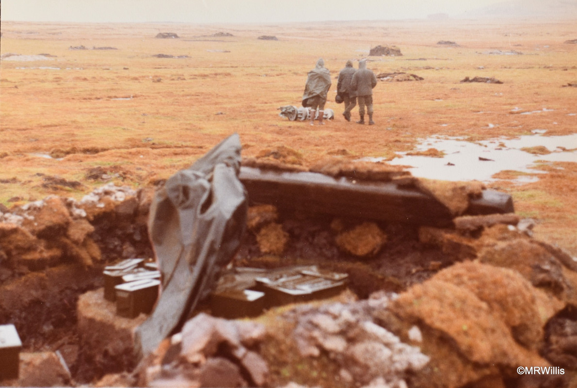 Bomba de racimo BL 755 Mk1 y posición de ametralladora MAG o 12.7.