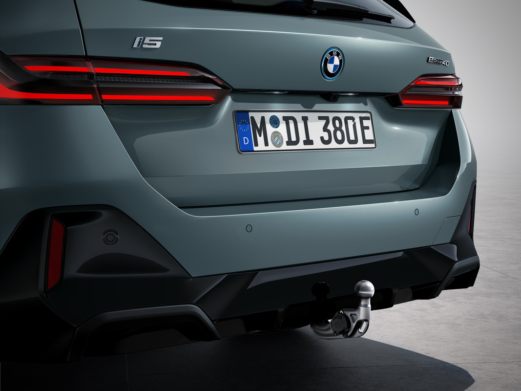 P90536884_highRes_the-new-bmw-i5-edriv