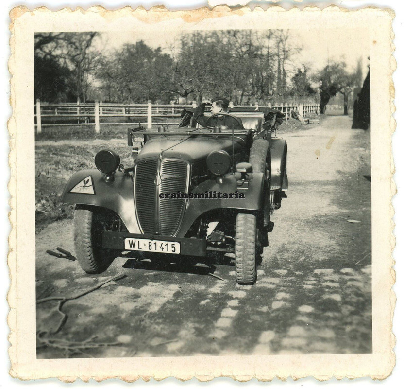 Orig. Foto Luftwaffe Soldat in Adler Kübelwagen Pkw m. Mücke Wappen Frankreich