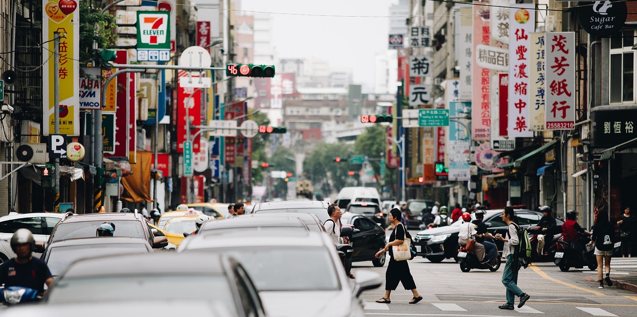 台北街頭行人穿越馬路,忙碌的城市日常