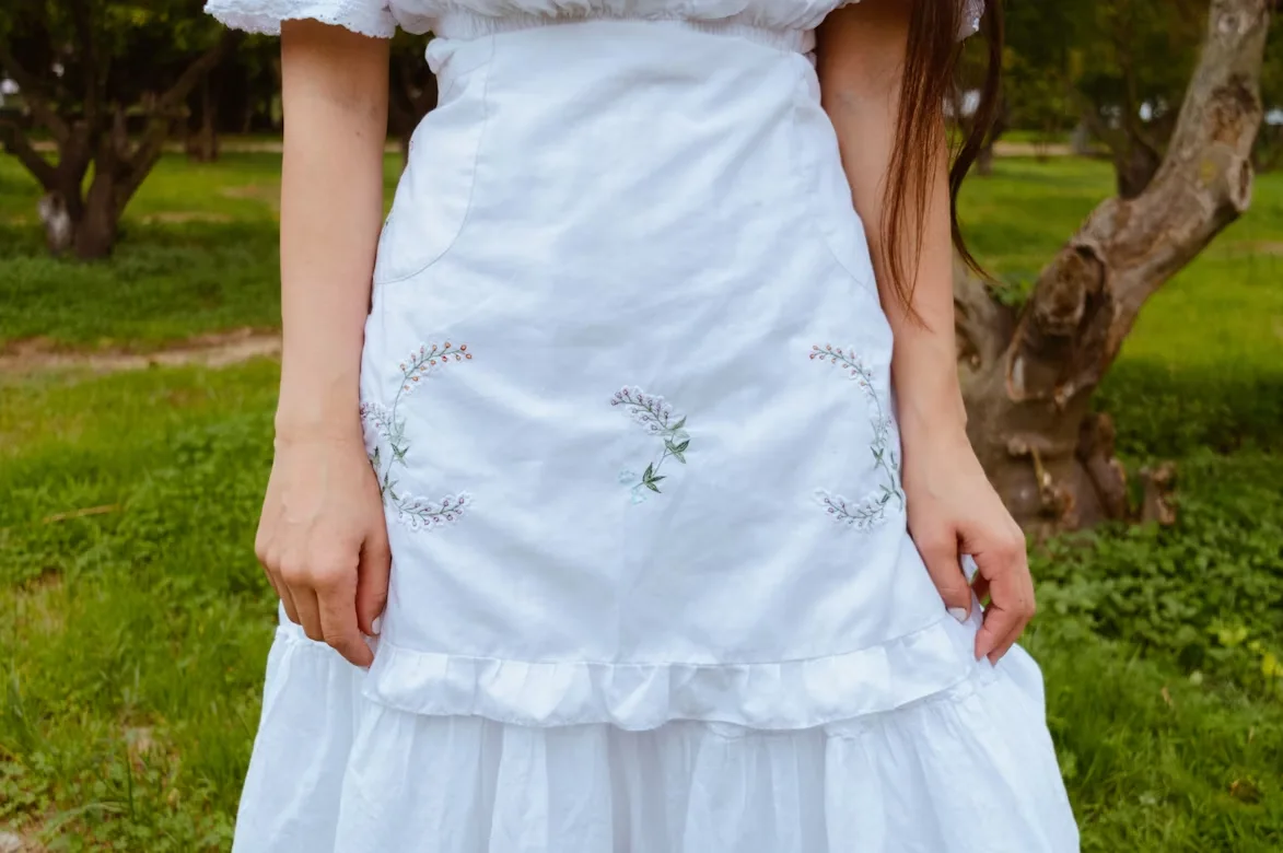 Modelo usando vestido princesa com manga longa