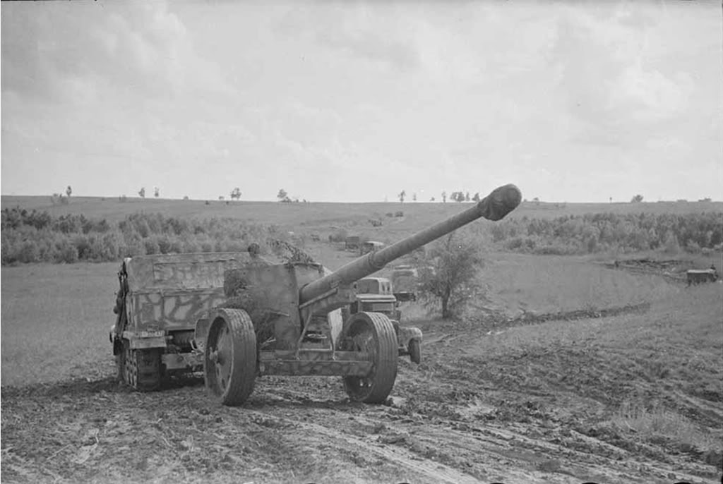 8,8 cm Pak 43-41 Scheunentor remolcado por un Sd.Kfz. 7 en el frente oriental