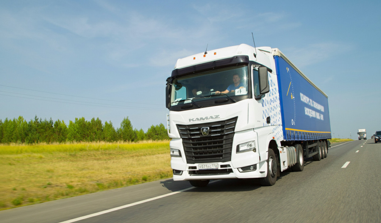 Грузовик с коробкой передач 12JS200TA на трассе