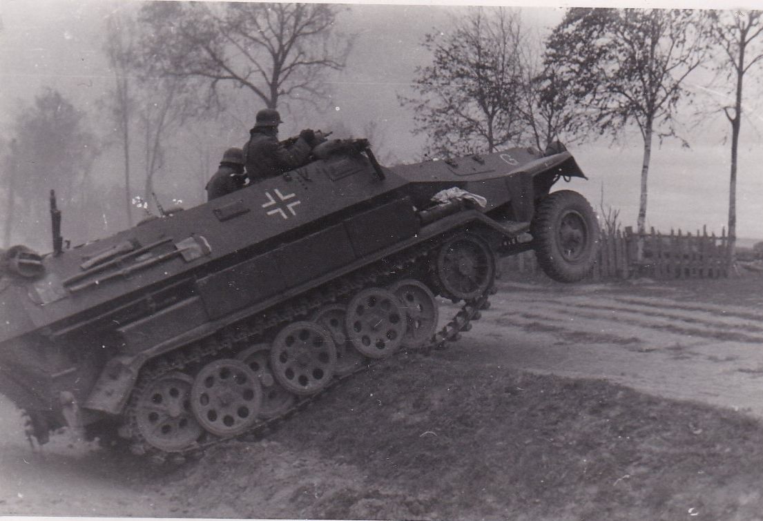 Bild-Deutscher-Spähpanzer Guderian-G- im Felde