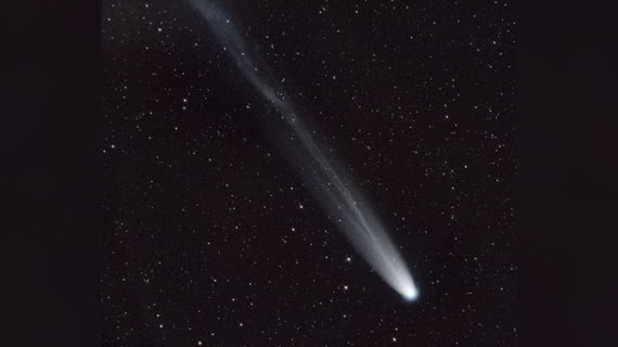 La cometa Leonard mette in scena uno spettacolo finale e spettacolare con la coda di ioni nel vento