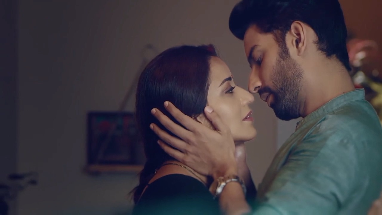Bong MILF Antra Biswas Monalisa hot scene - Forehead kiss, Saree removed