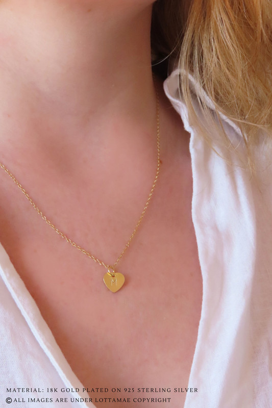 Este delicado collar de corazón personalizable es la forma perfecta de mostrar tu personalidad. Fabricado en plata de ley 925 y chapado en oro de 18 quilates, este collar atraerá todas las miradas allá donde vaya. La inicial que elijas se estampará a mano en el disco, convirtiéndolo en una pieza de joyería totalmente única que podrás lucir con orgullo. Tanto si eliges tu propia inicial como un recuerdo especial de alguien cercano, este collar es una forma maravillosa de expresar quién eres. Perfecto para llevar a diario, añadirá un toque de elegancia a cualquier atuendo. Añade hoy mismo a tu colección esta hermosa pieza de joyería personalizada.