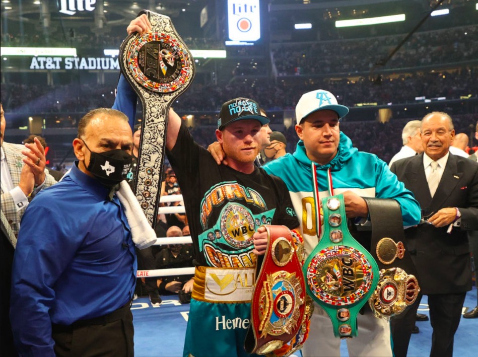 Canelo Álvarez y Eddy Reynoso aparecen en la portada de The Ring Magazine