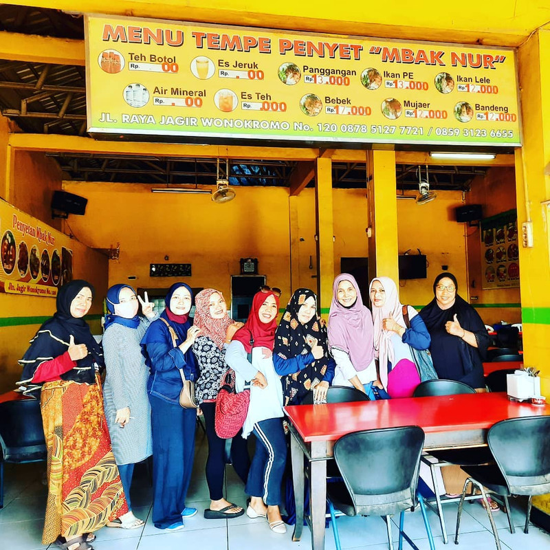 Warung Tempe Penyet Mbak Noer, pilihan warung penyetan untuk makan malam enak di Surabaya.