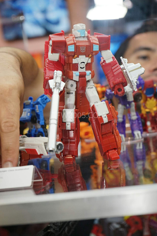 SDCC2015-Hasbro-Case-Transformers-Combiner-Wars-